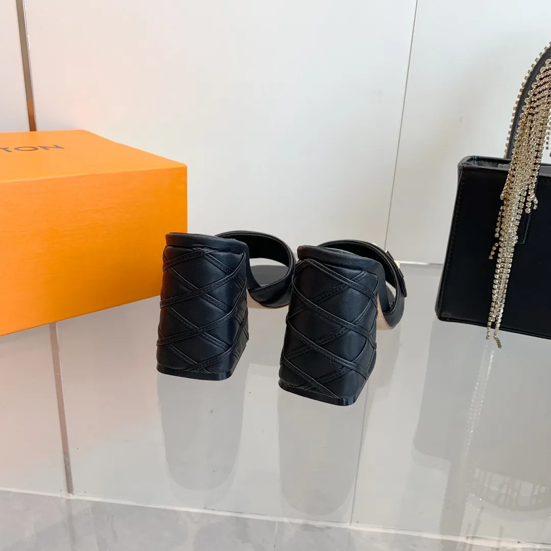 👟👟Ex-factory price 520👟👟 LV | Louis Vuitton ²⁰²³ 𝐬𝐬 🧡💚2️⃣0️⃣2️⃣4️⃣Early spring new model, top version⚠️ The counter features the latest models, square toe sandals, hard goods are new🆕 ❥Purchase level! Full of high-end feel! A popular model among bloggers at home and abroad, it’s retro and fashionable and looks amazing on your feet! Mainly recommended model on the official website★ ━━━━━ ЅᏇєєt ━━━━━ ▪️Upper: original cowhide + metal buckle ▪️Lining: imported goatskin lining ▪️Outsole: original Italian leather outsole ▪️Heel height: 5.5cm 9cm ▪️Shoe size: 35-39 (40 and 41 customized items are not returnable or exchangeable)